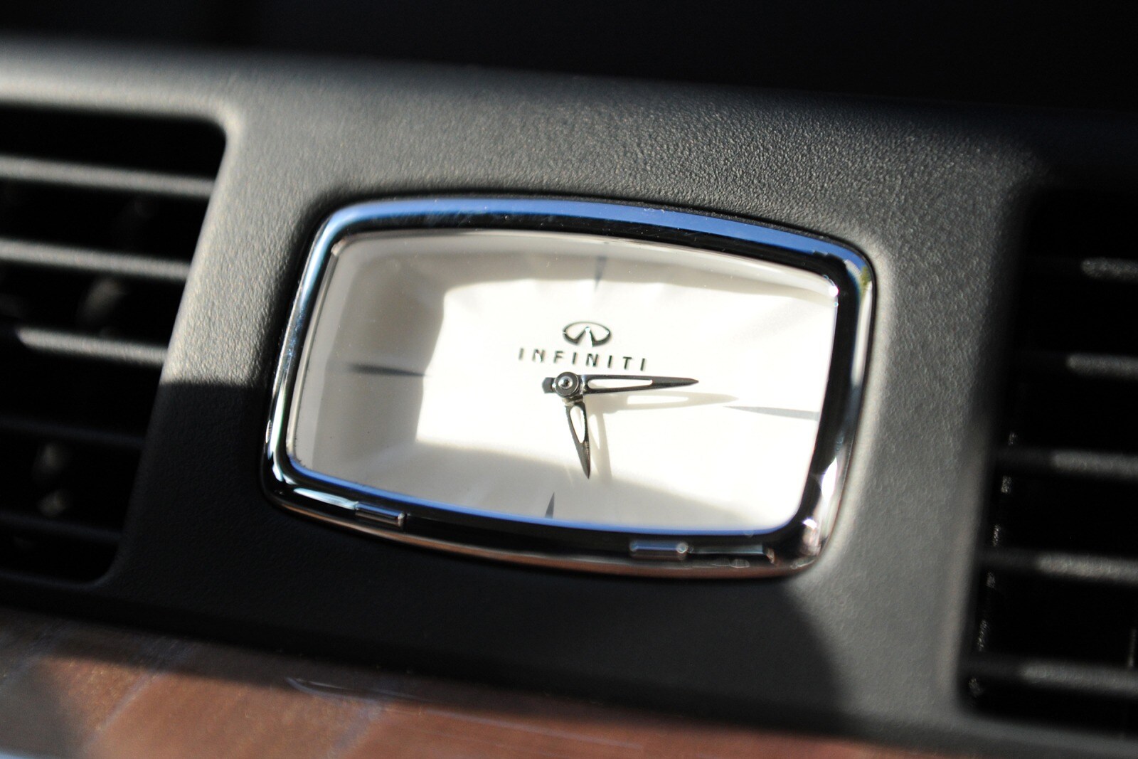 2017 INFINITI Q70 interior DETAIL