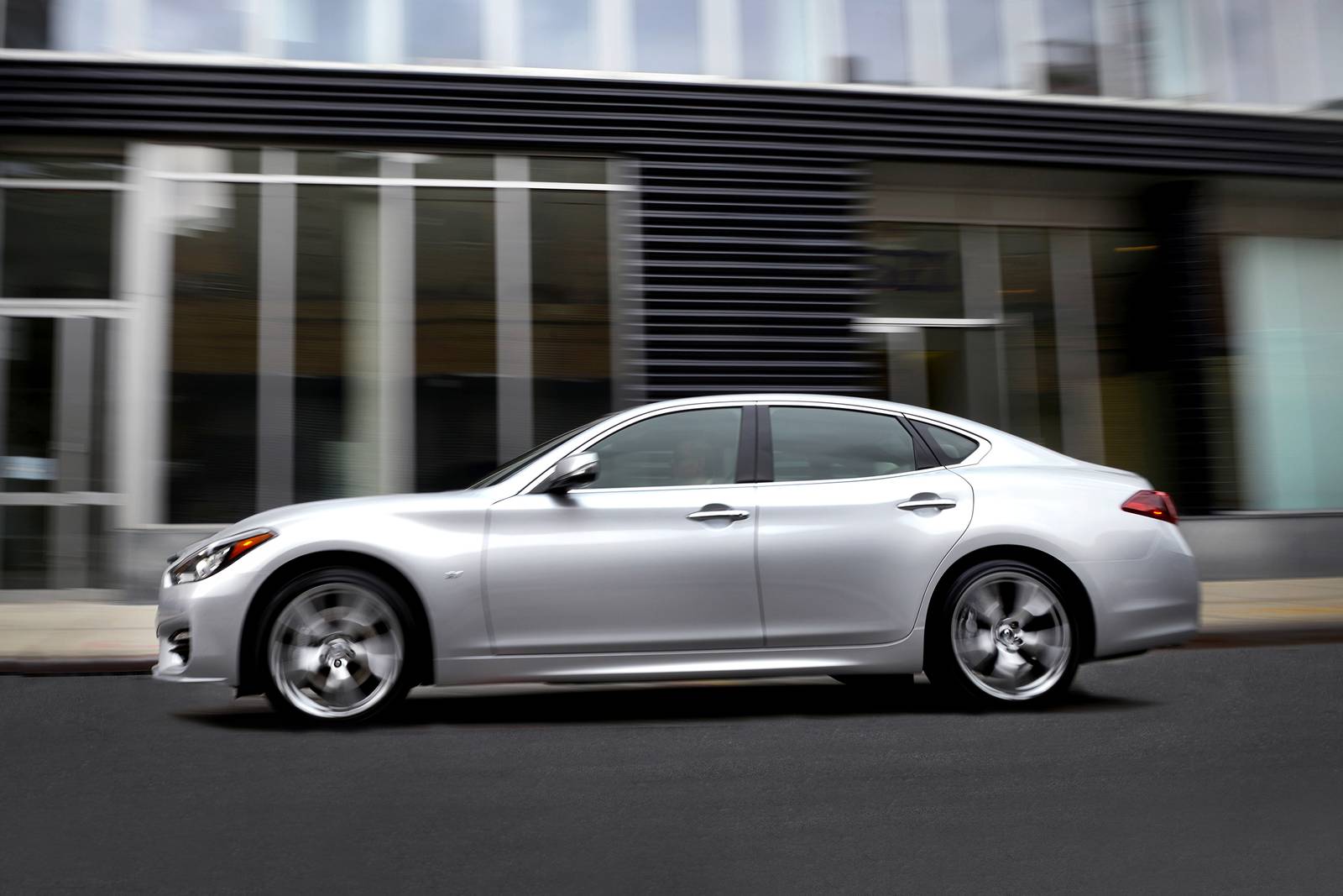 2018 Infiniti Q70 — OEM photo 5