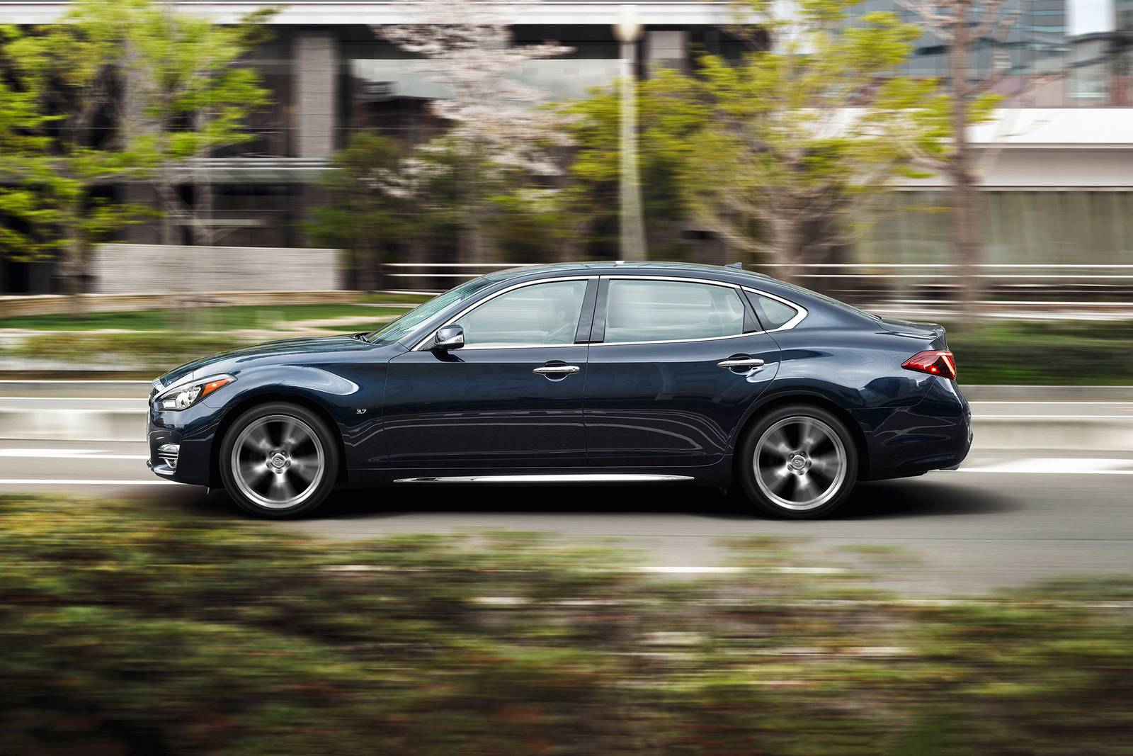 2018 Infiniti Q70 — OEM photo 3