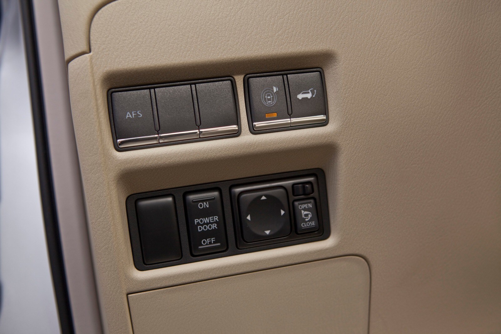 2013 INFINITI QX interior AUXCTRL