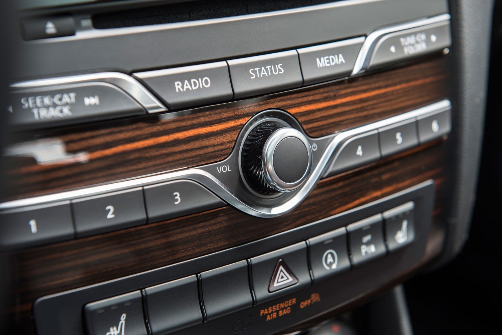 2017 Infiniti Qx30 interior DETAIL