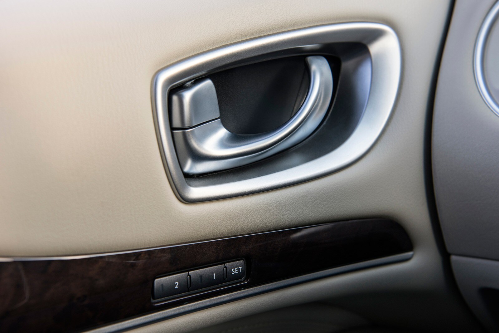 2017 Infiniti QX60 front safety DETAIL