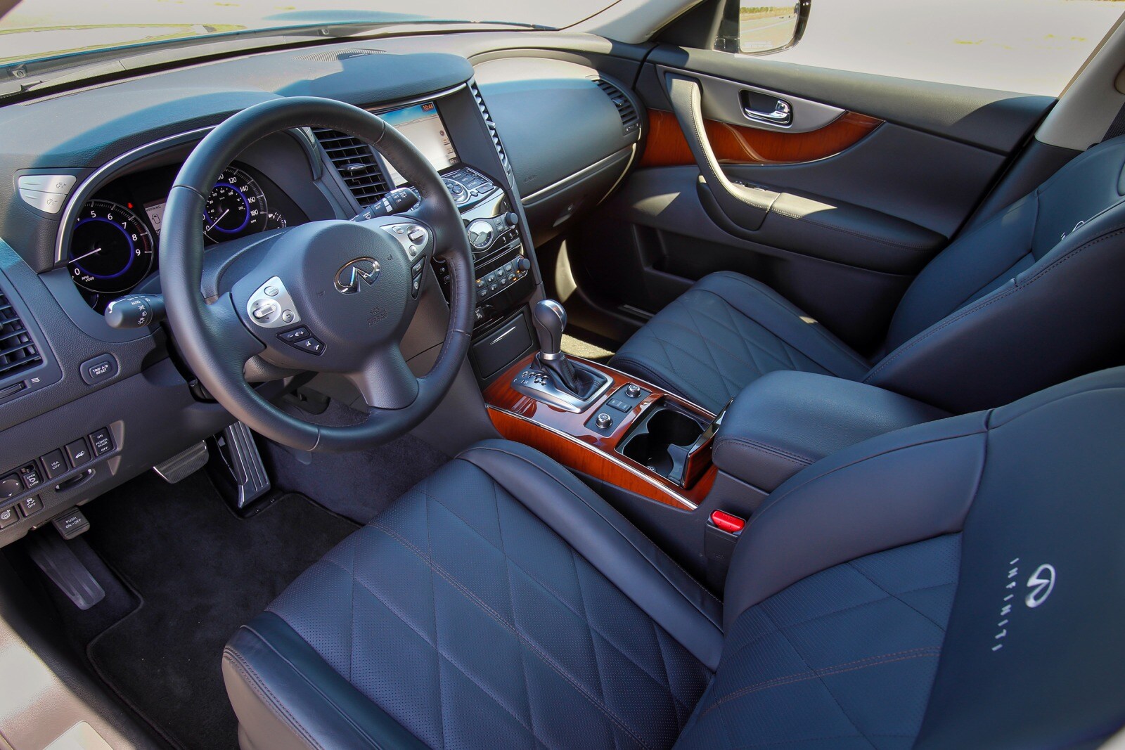 2017 INFINITI QX70 interior I