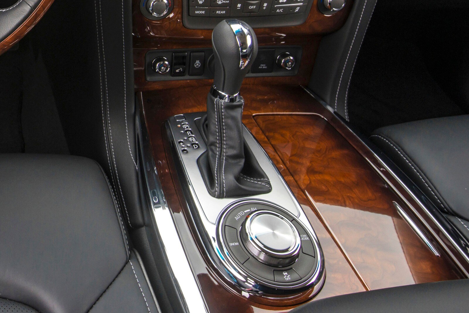 2017 Infiniti Qx80 interior SHF