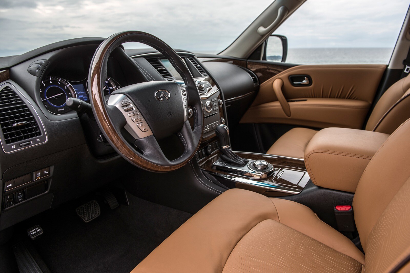 2017 Infiniti Qx80 interior SWD