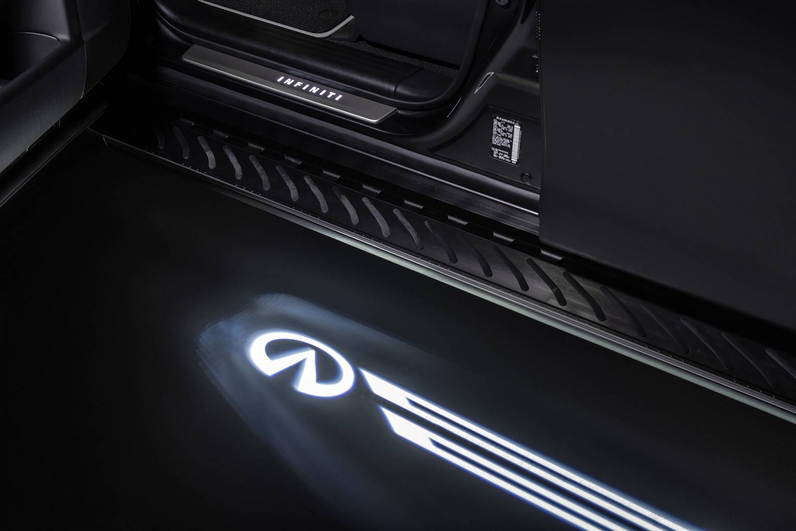 2019 Infiniti QX80 front safety DETAIL