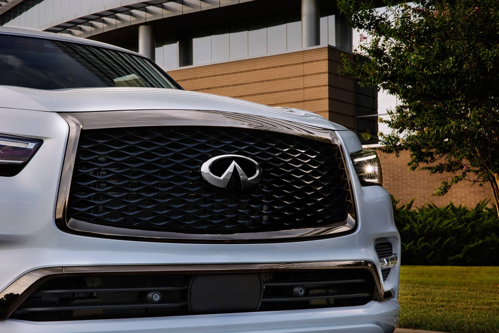 2021 Infiniti QX80 front safety FBDG