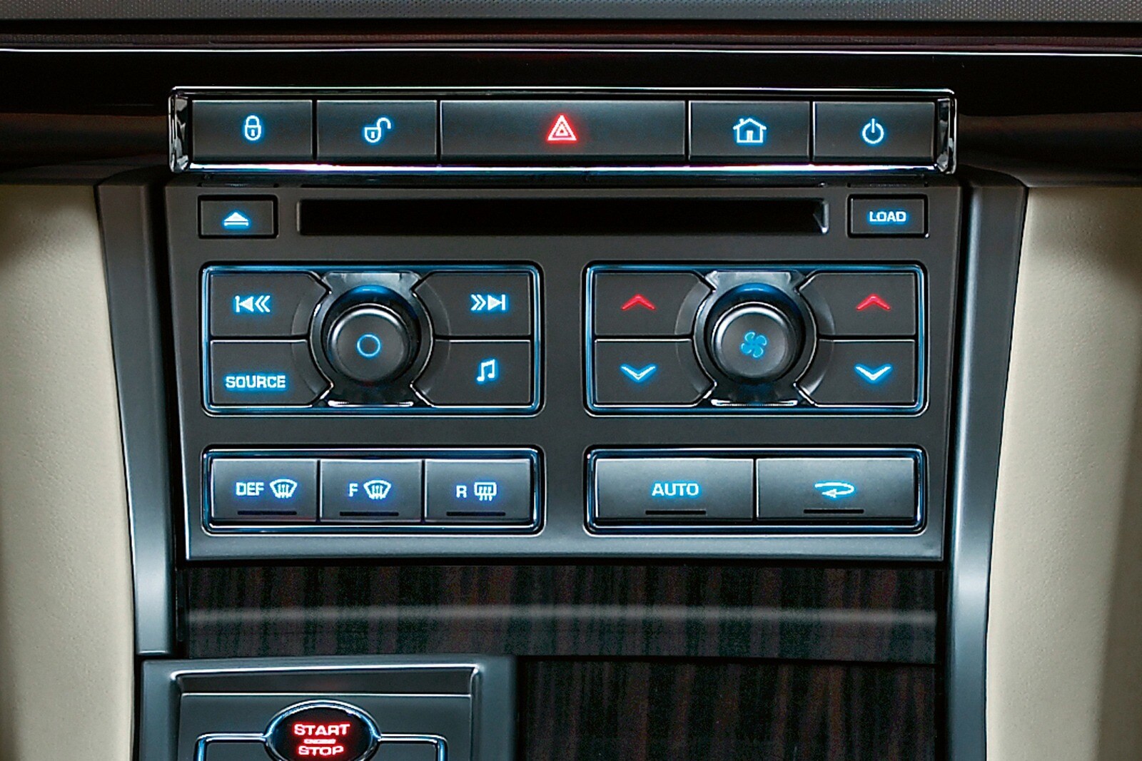 2010 Jaguar XF interior CC