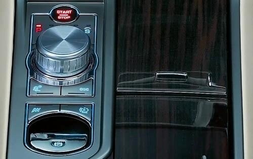 2011 Jaguar XF interior CC