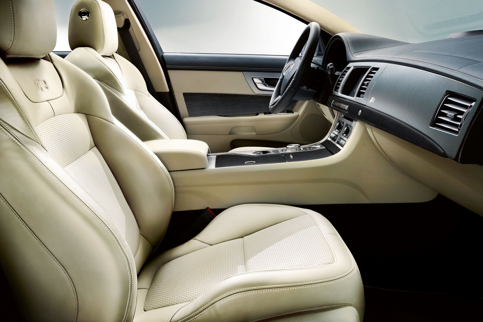 2012 Jaguar Xf interior I