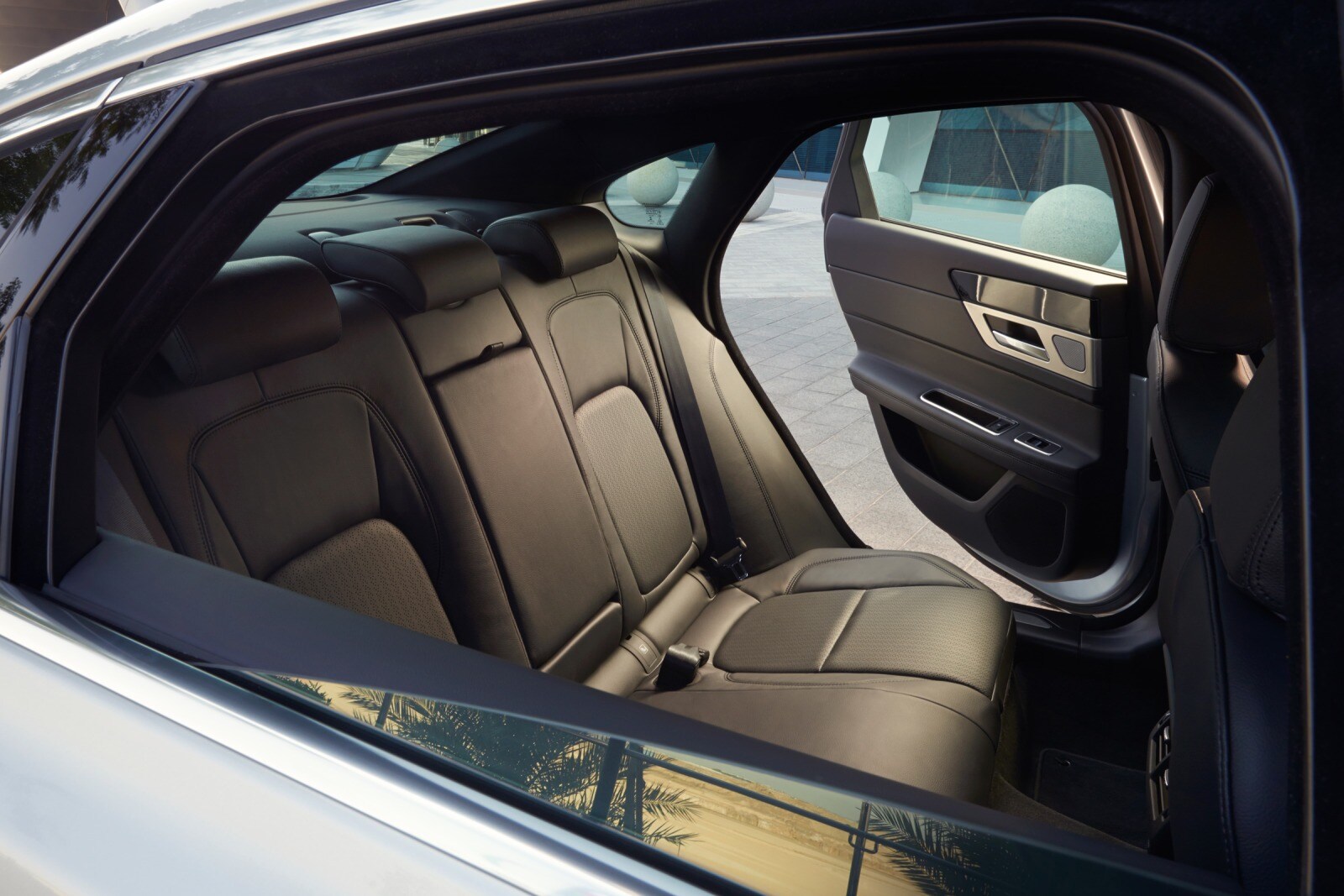 2016 Jaguar Xf interior RI