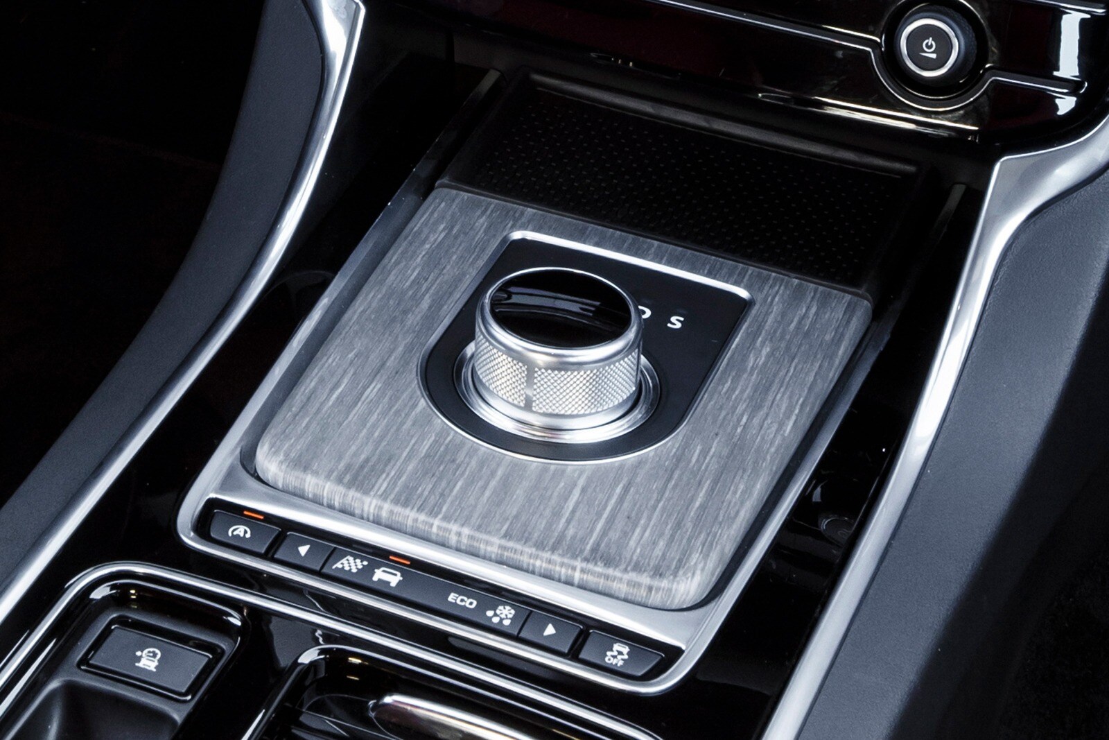 2016 Jaguar Xf interior SHF