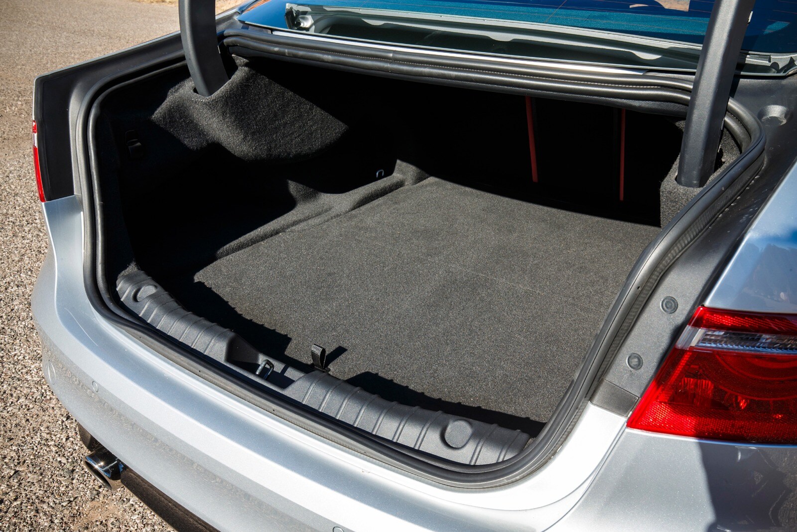 2018 Jaguar XF interior CARGO