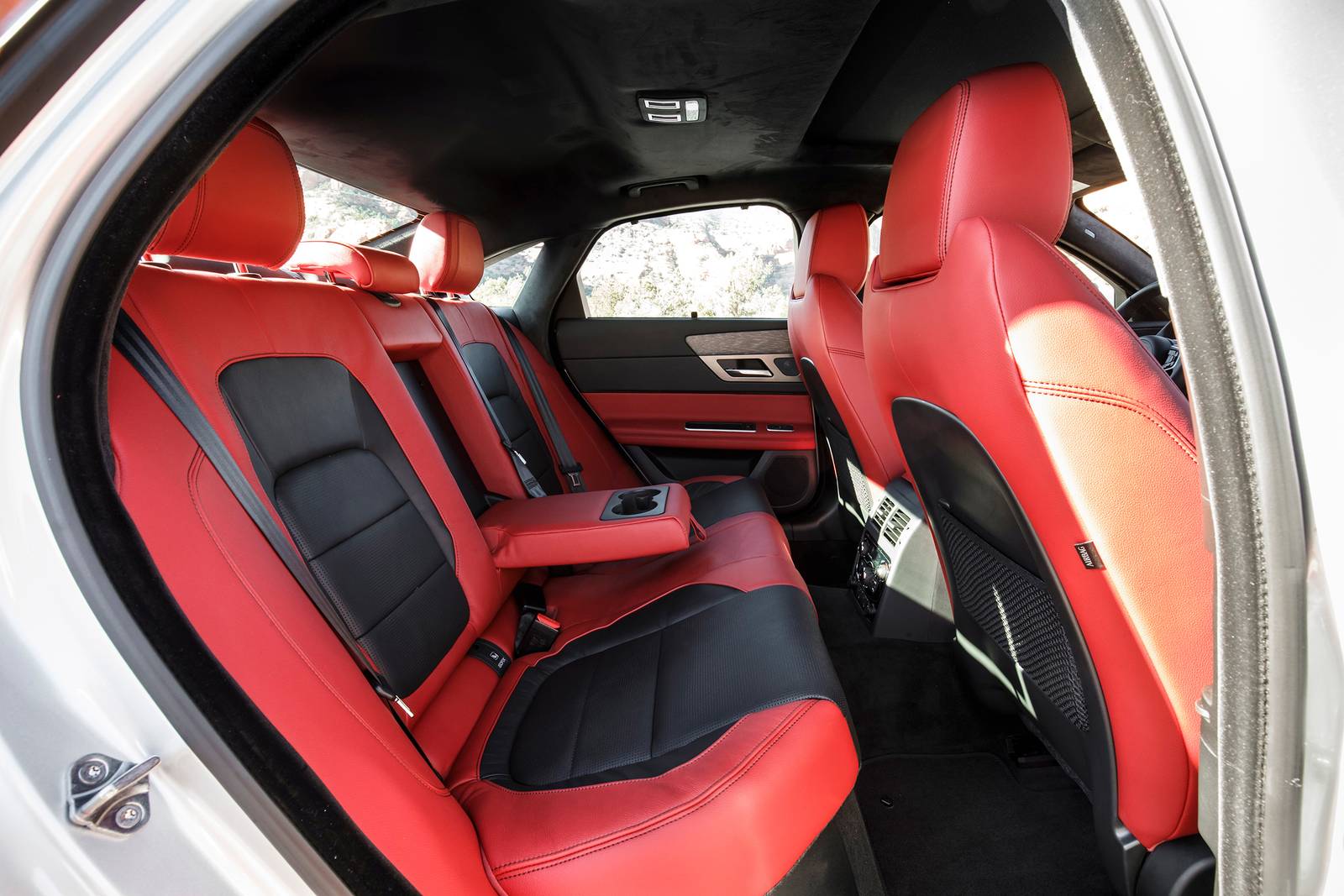 2019 Jaguar Xf interior RI
