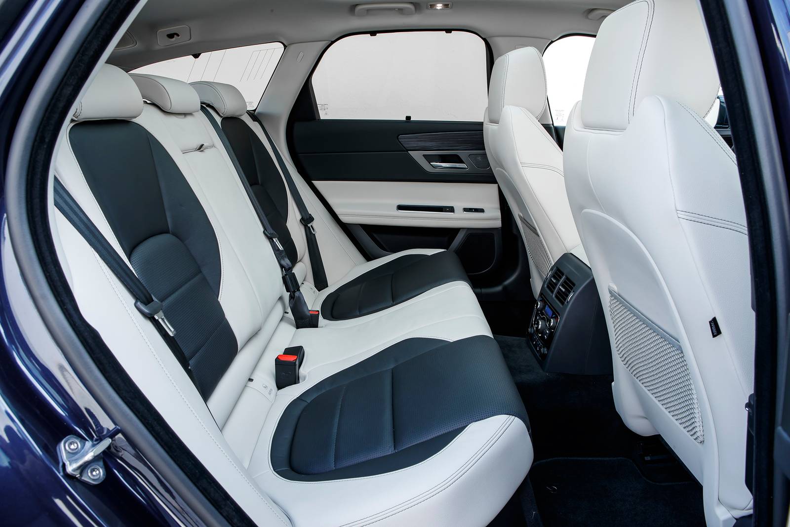 2019 Jaguar Xf interior RI