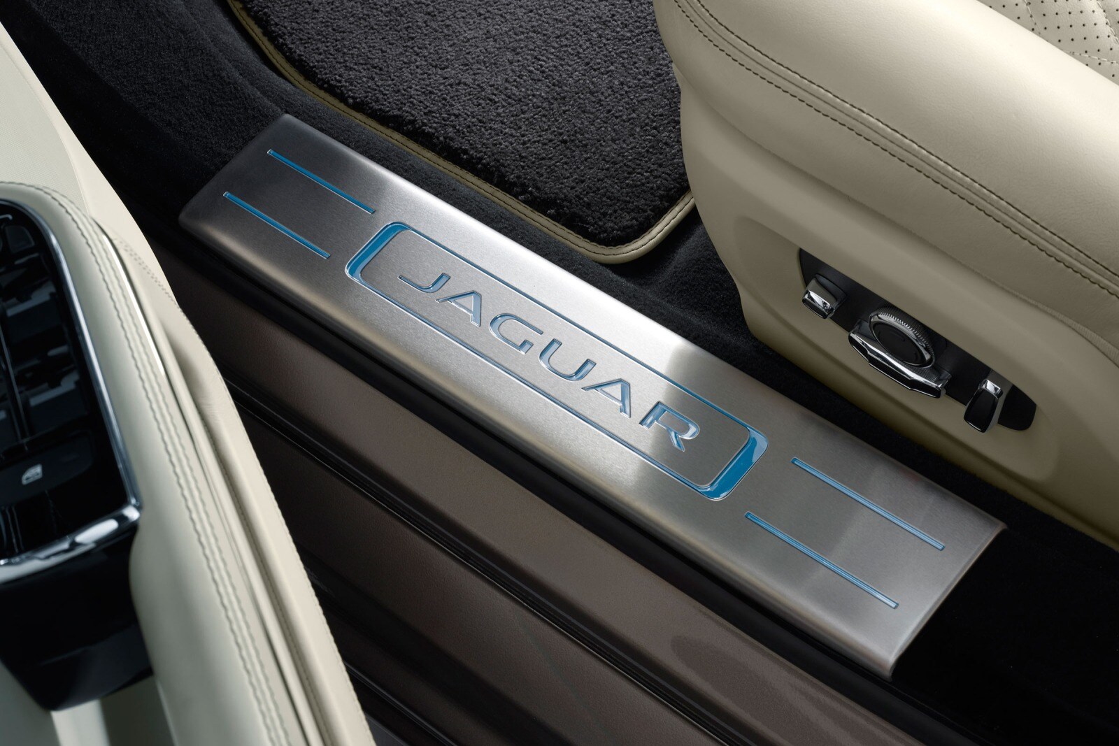 2017 Jaguar XJ interior DETAIL