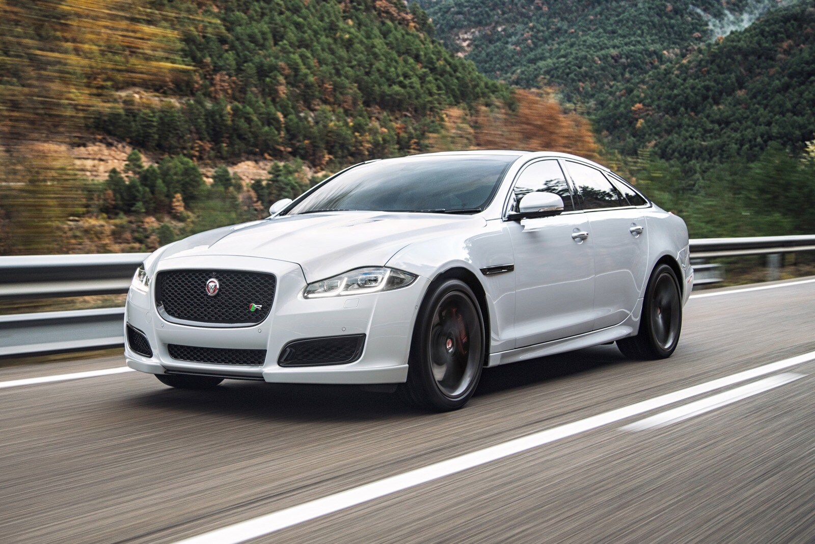2017 Jaguar XJ exterior FQ