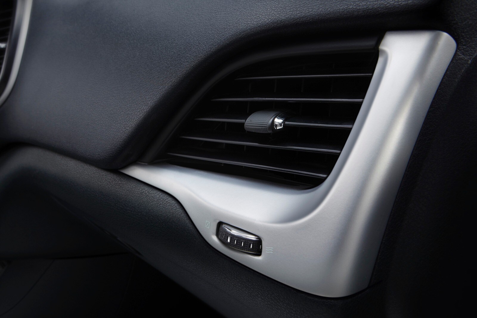 2016 Jeep Cherokee front safety DETAIL