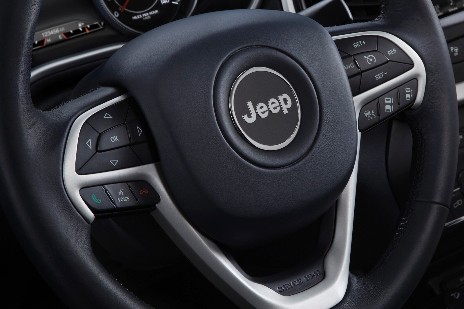 2017 Jeep Cherokee interior SWD