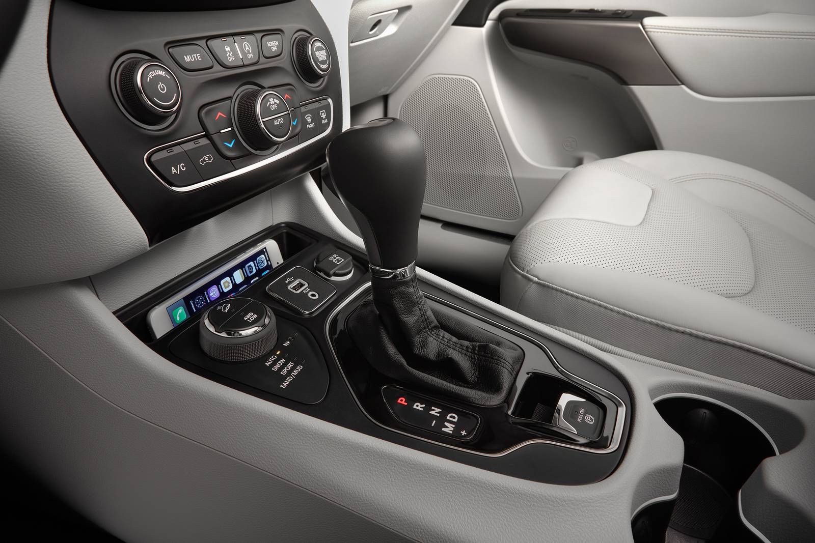 2022 Jeep Cherokee interior SHF