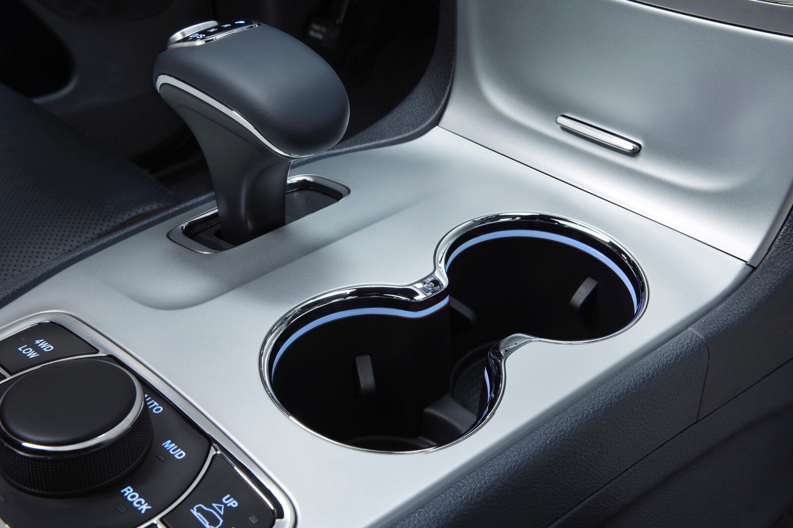 2015 Jeep Grand Cherokee interior CUP