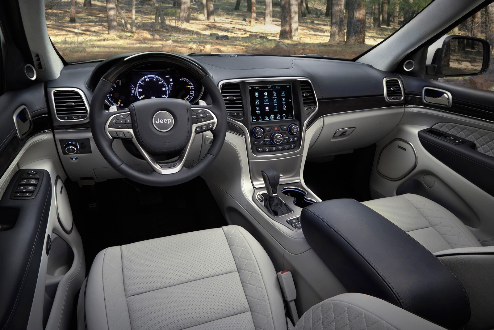 2017 Jeep Grand Cherokee interior D