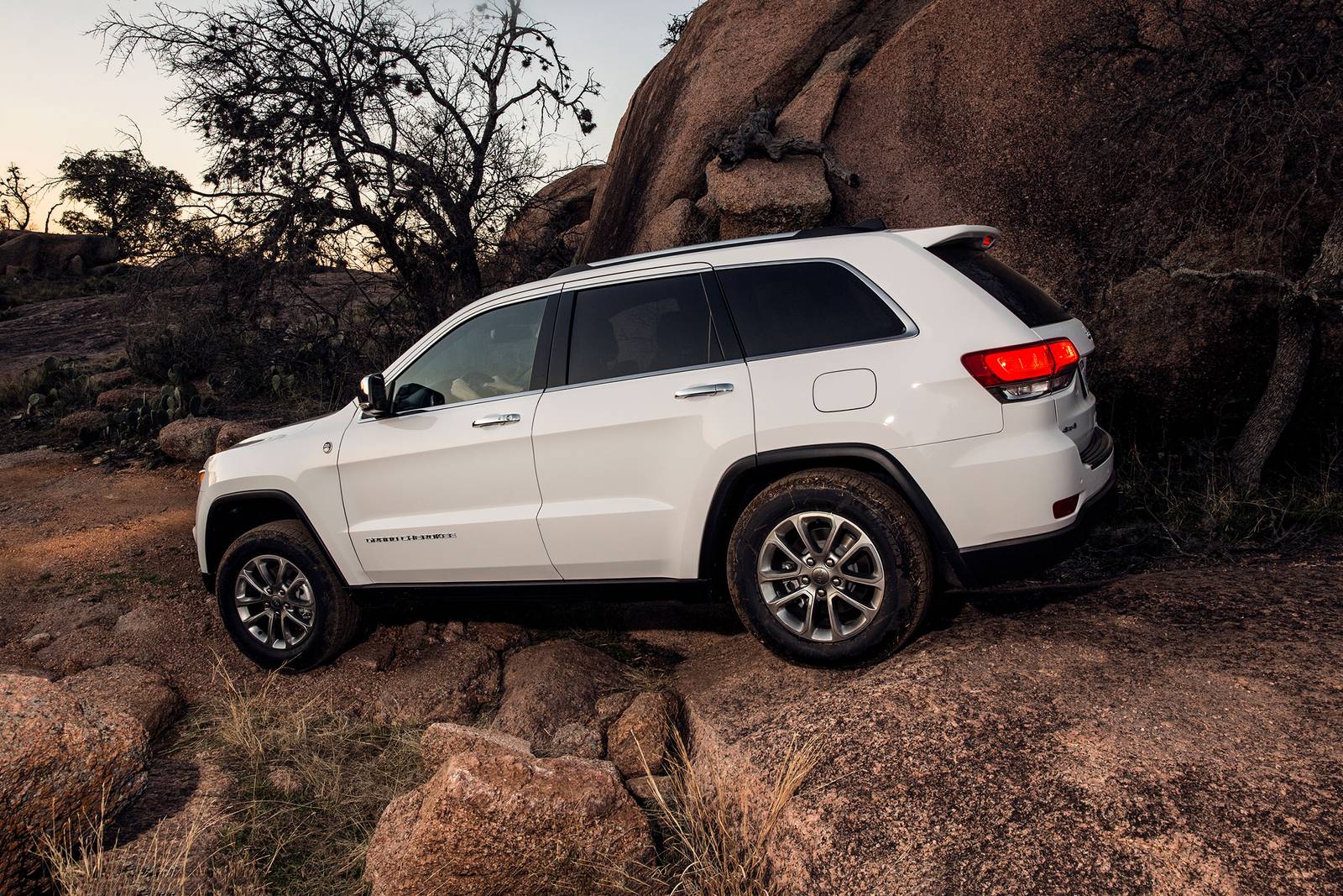 2018 Jeep Grand Cherokee — OEM photo 2