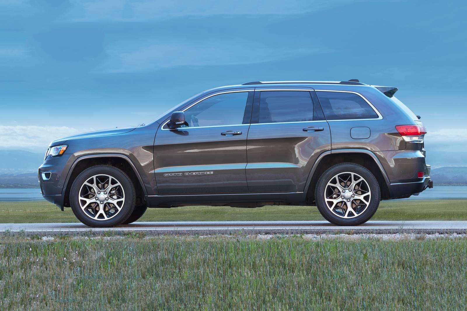 2018 Jeep Grand Cherokee — OEM photo 1