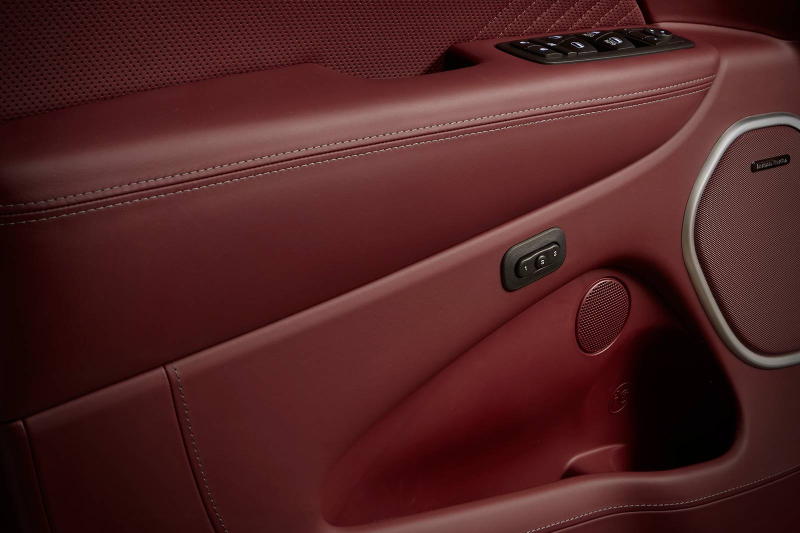 2019 Jeep Grand Cherokee interior DETAIL