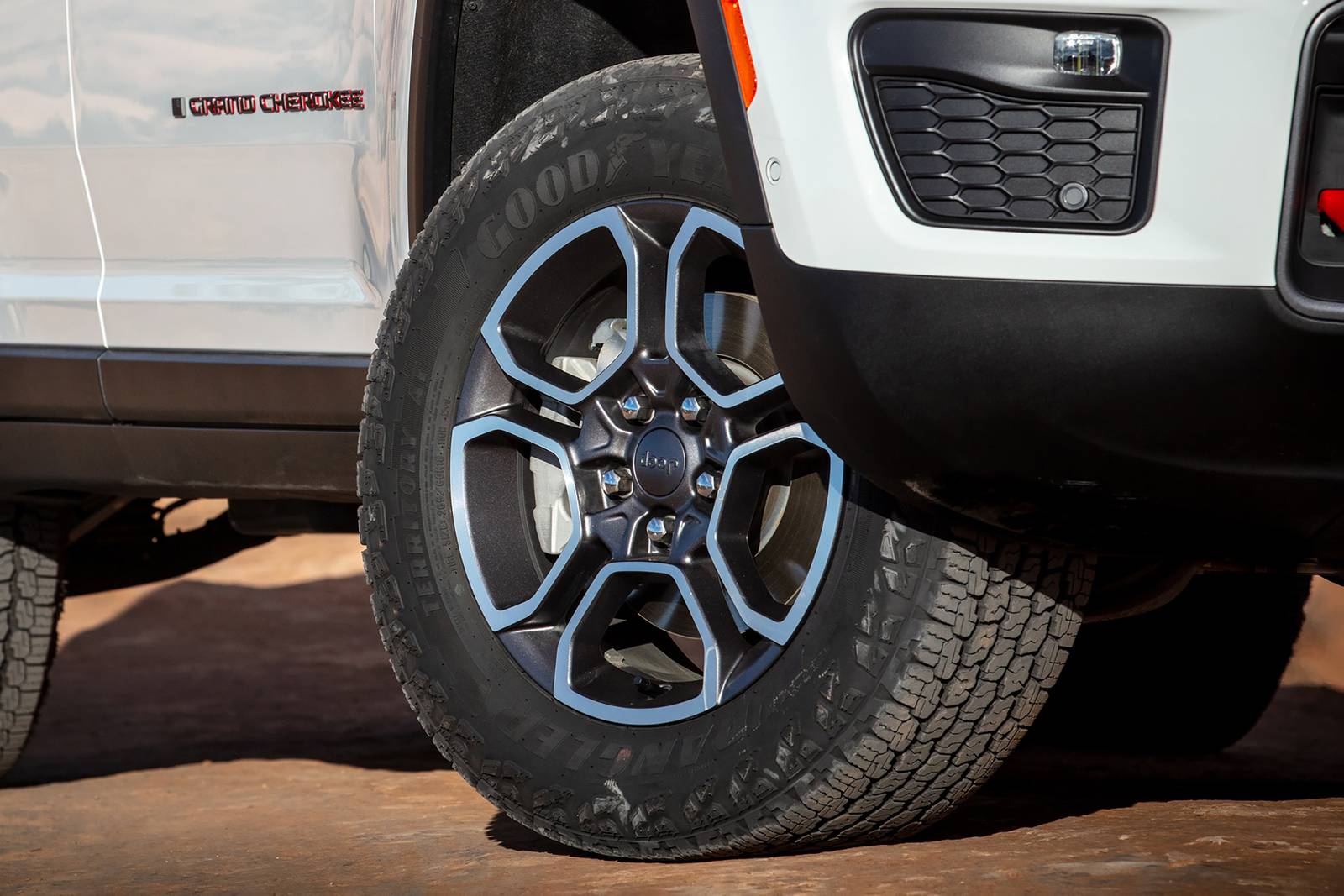 2022 Jeep Grand Cherokee — OEM photo 5