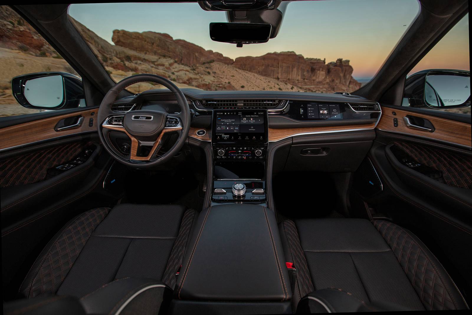 2022 Jeep Grand Cherokee interior D