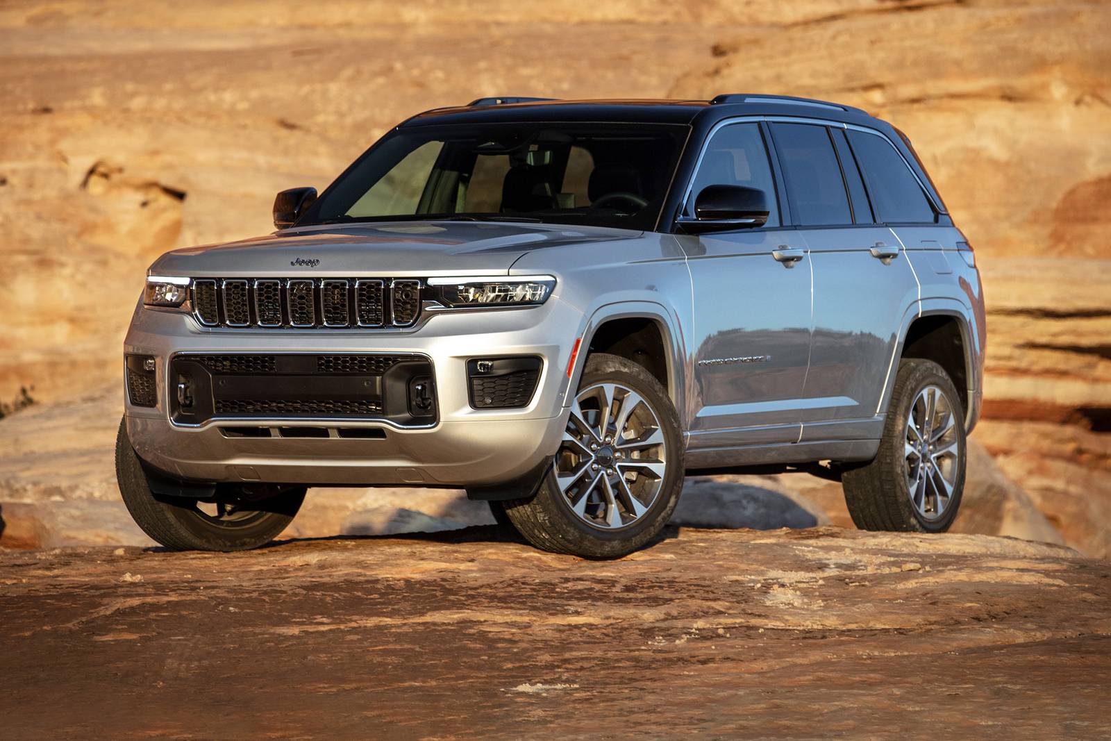 2025 Jeep Grand Cherokee Overland 4dr SUV Exterior Shown
