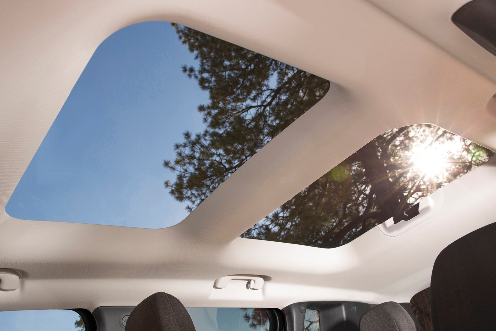 2015 Jeep Renegade front safety DETAIL