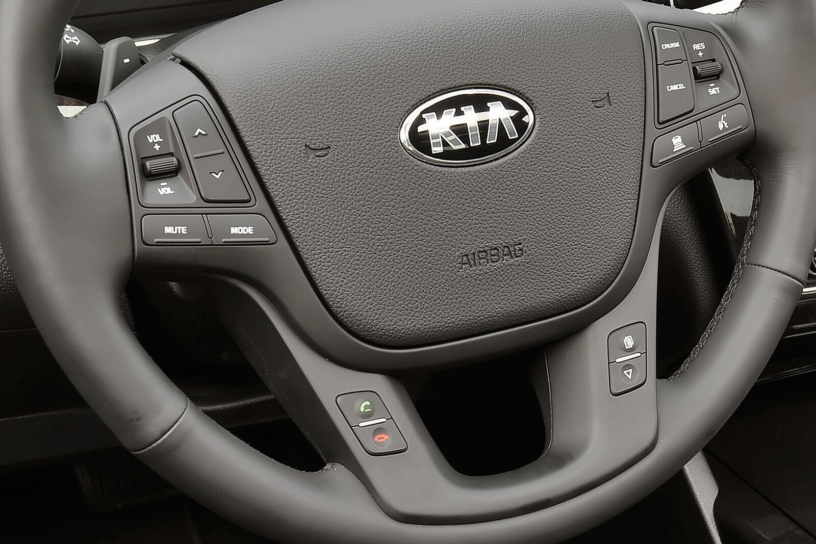 2014 Kia Cadenza interior AUXCTRL