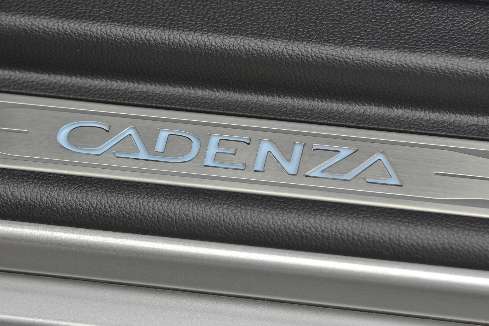 2014 Kia Cadenza interior DETAIL