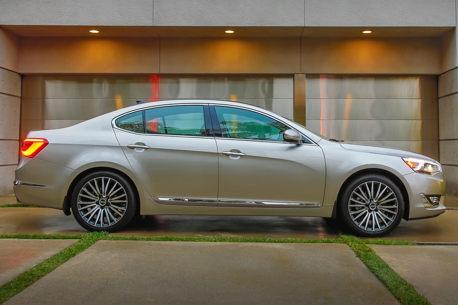 2015 Kia Cadenza Premium Sedan Exterior