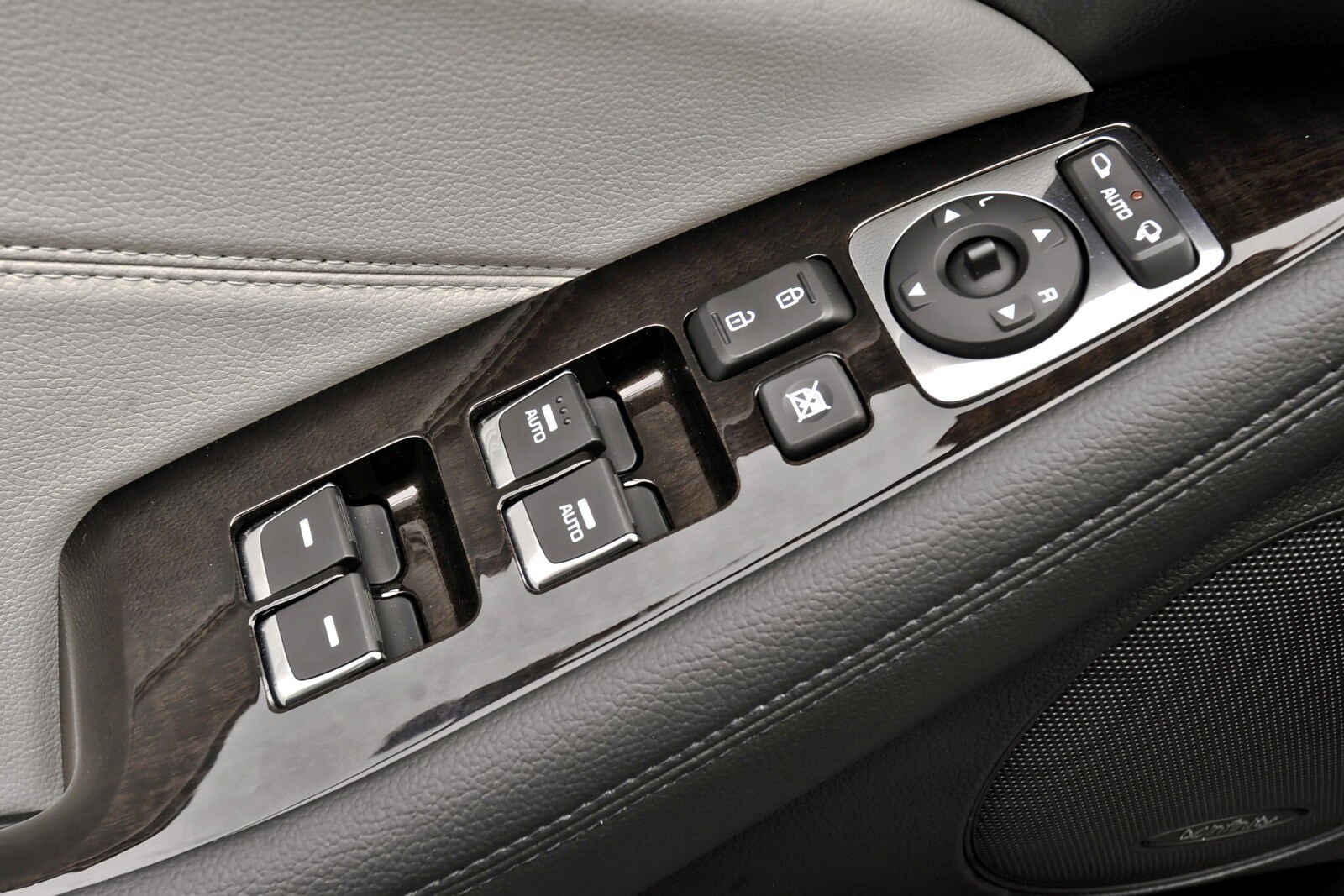 2016 Kia Cadenza interior DETAIL