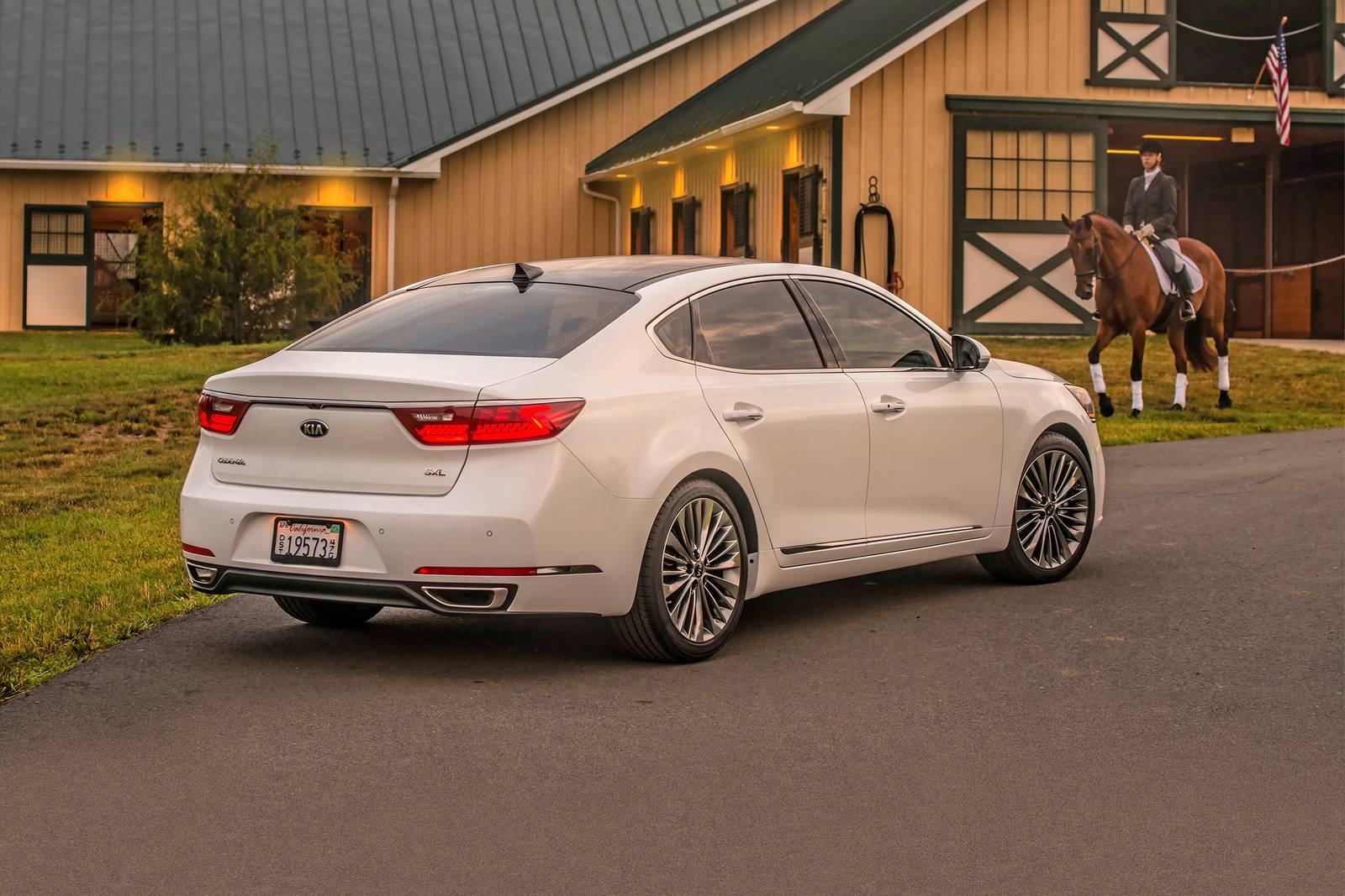 2017 Kia Cadenza exterior LIFE1