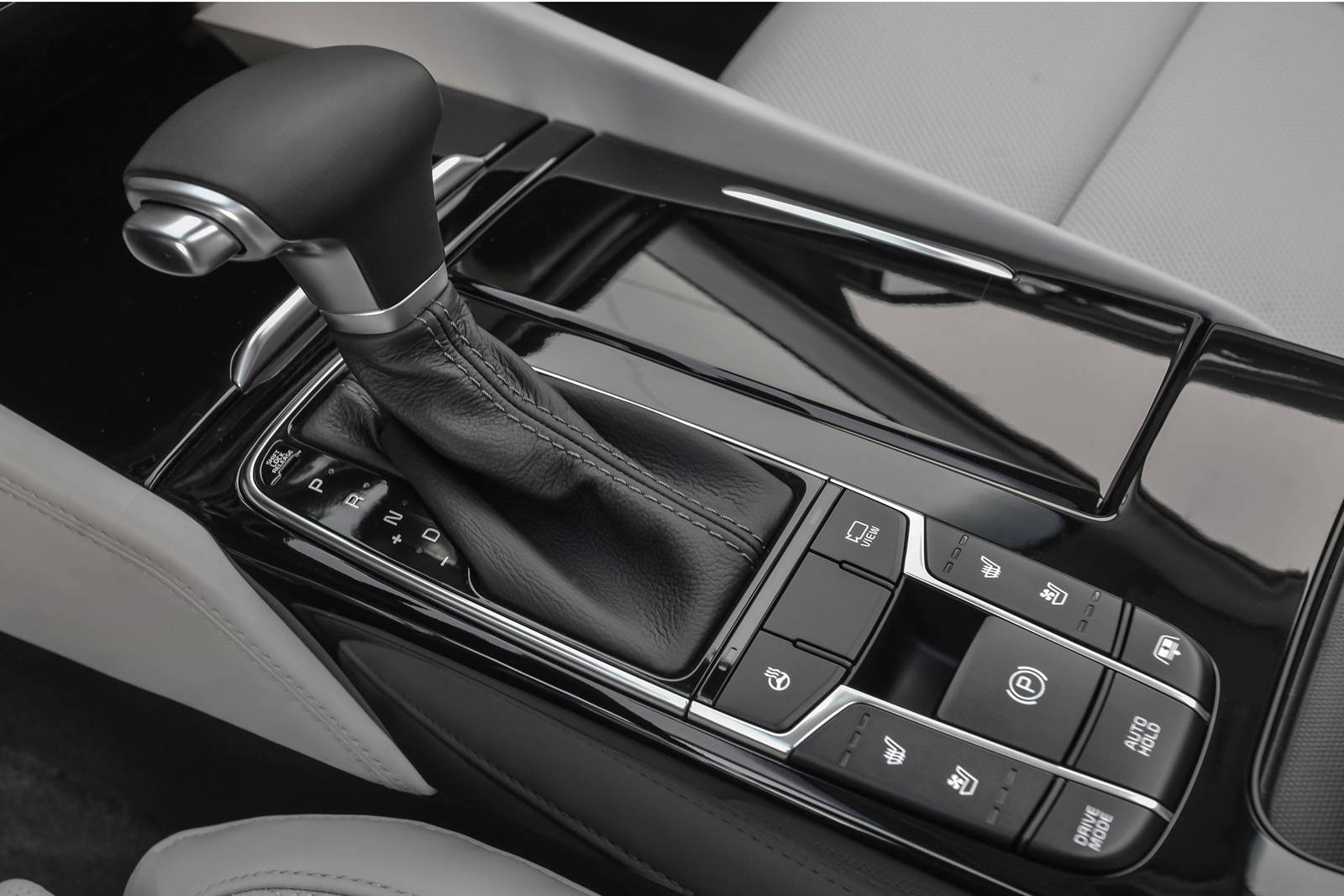 2017 Kia Cadenza interior SHF