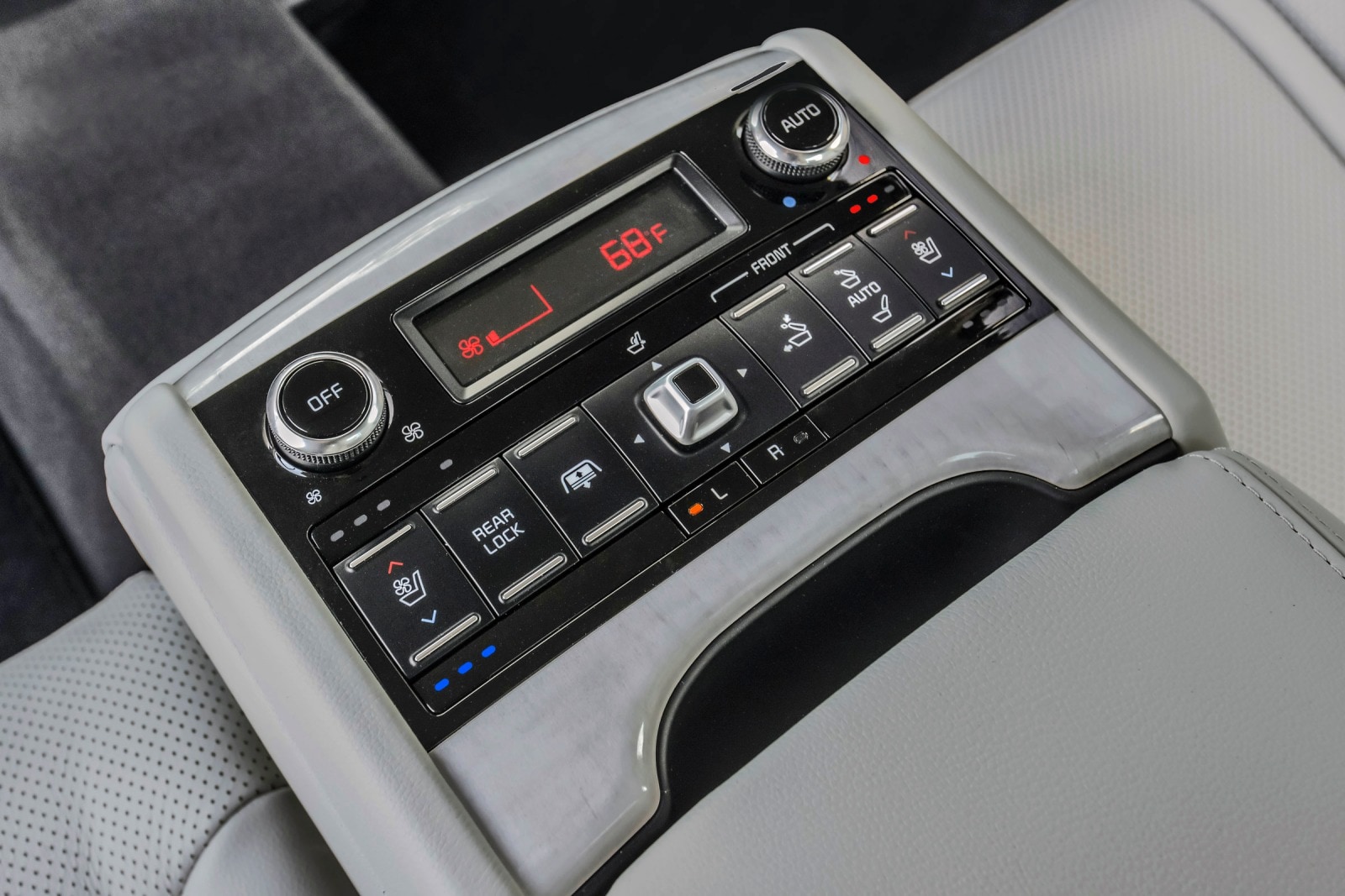 2015 Kia K900 interior DETAIL