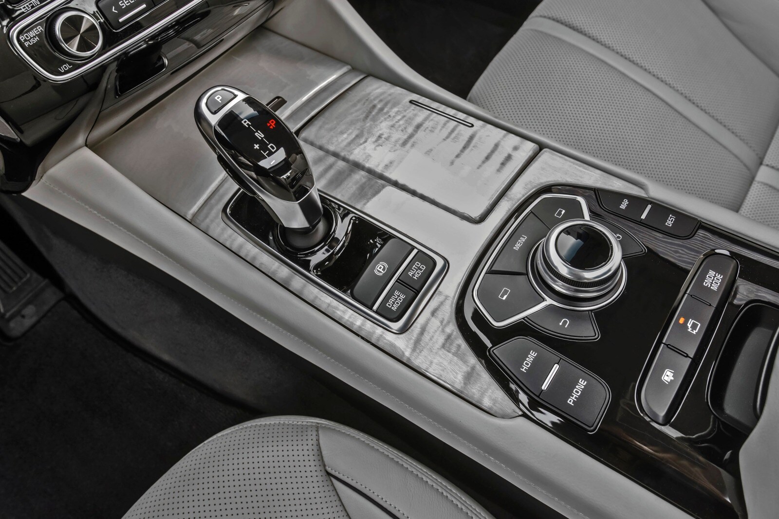 2015 Kia K900 interior SHF