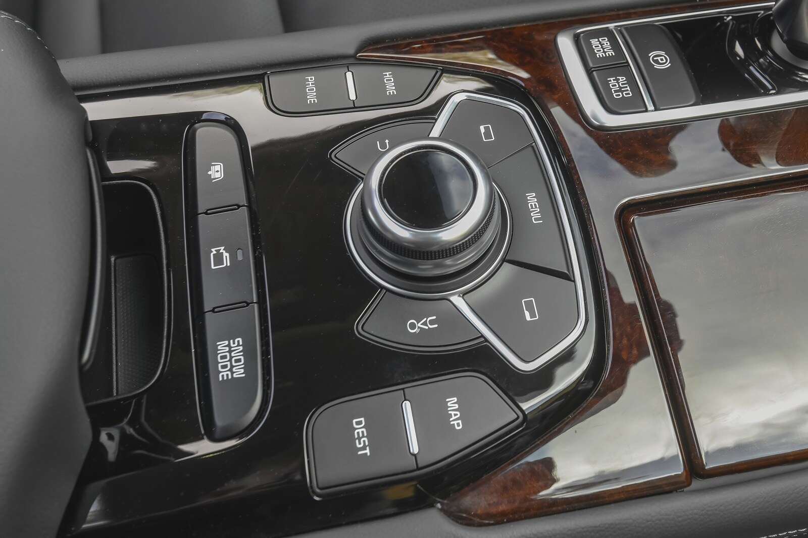 2016 Kia K900 interior AUXCTRL