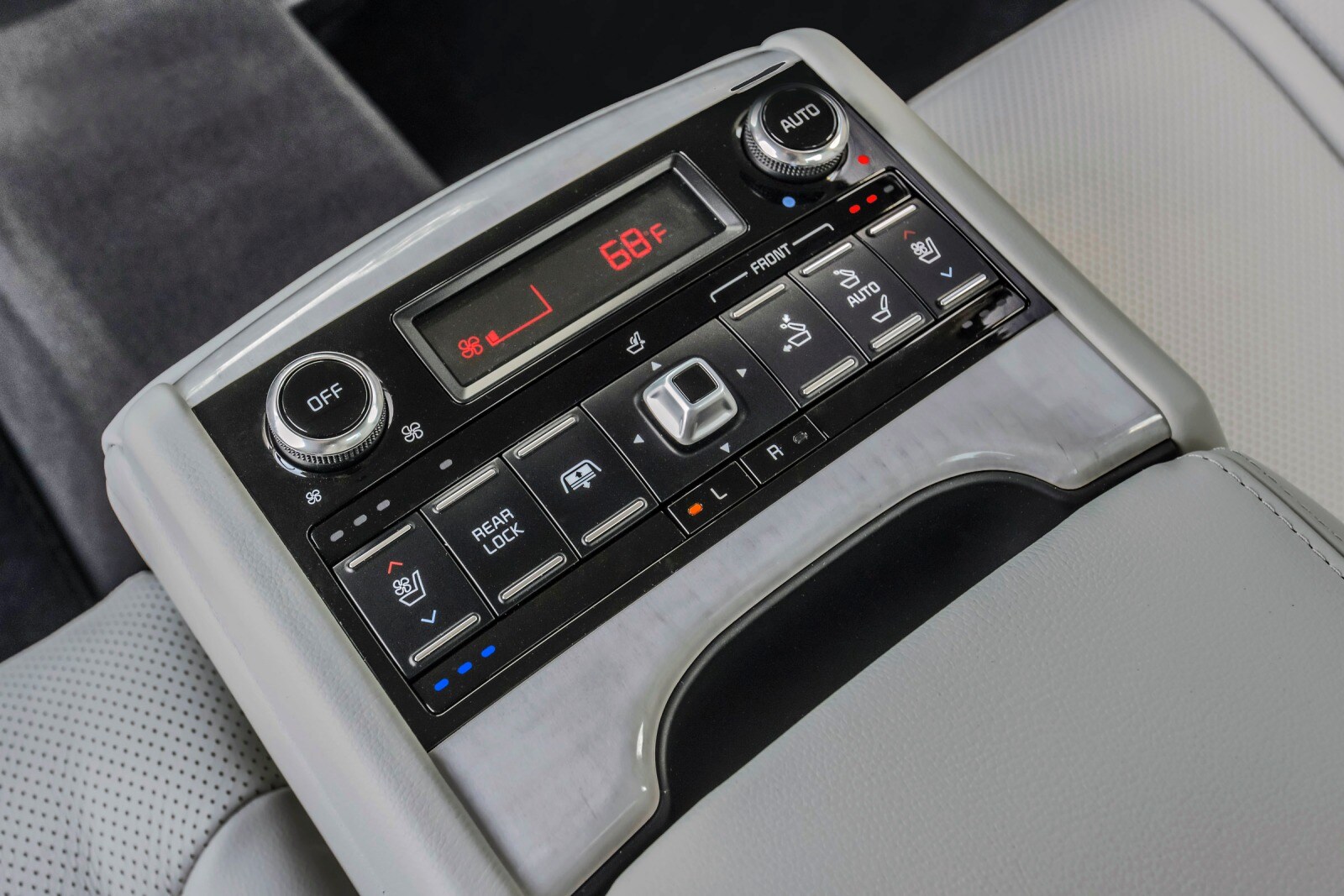 2016 Kia K900 interior DETAIL