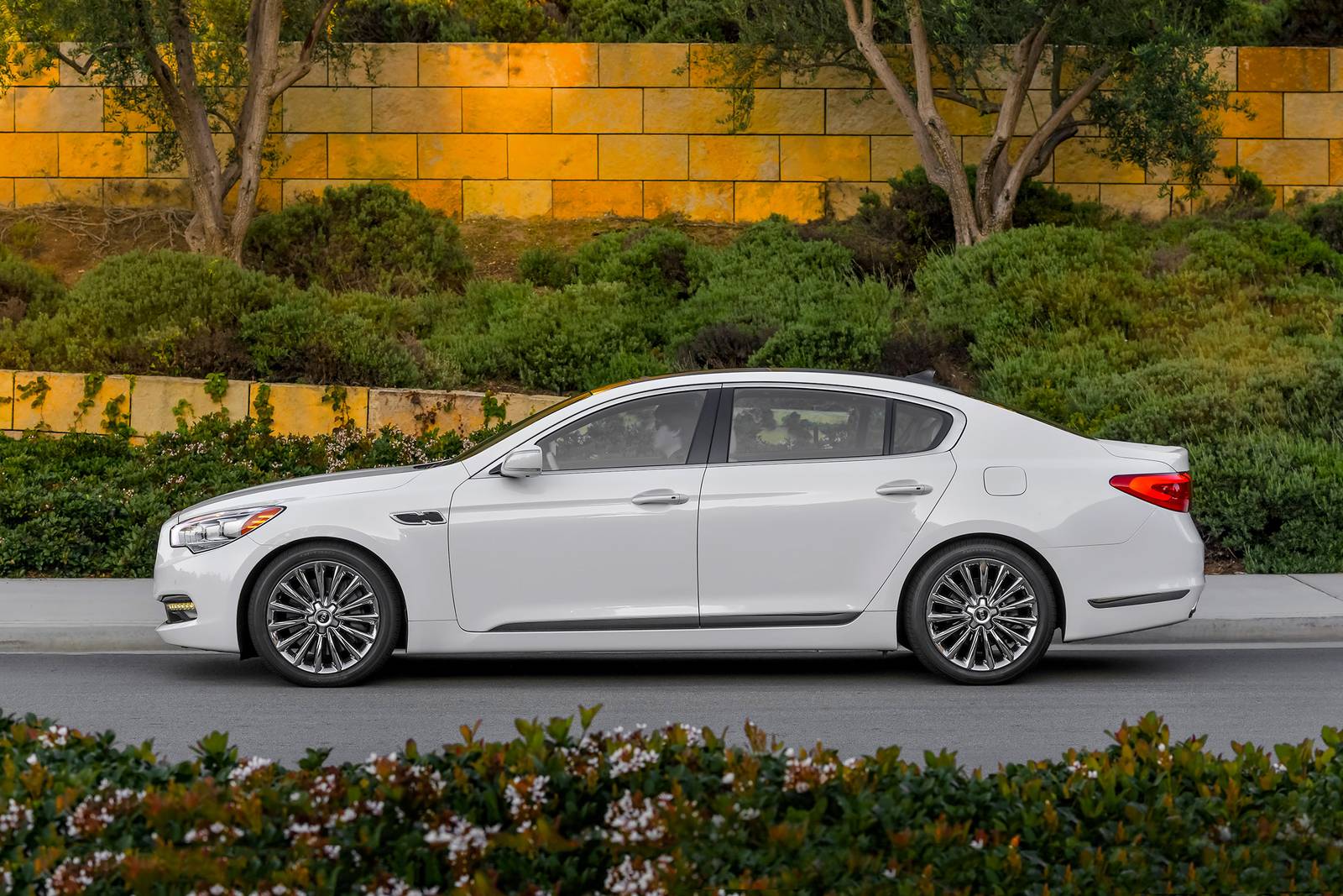 Kia K900 Luxury Sedan Exterior Shown