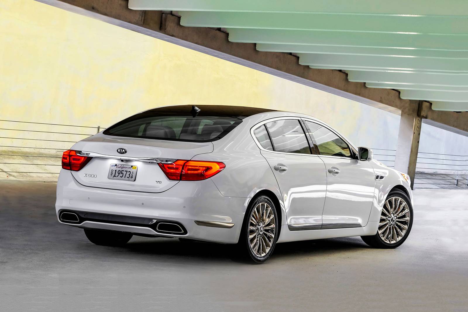 2017 Kia K900 exterior F