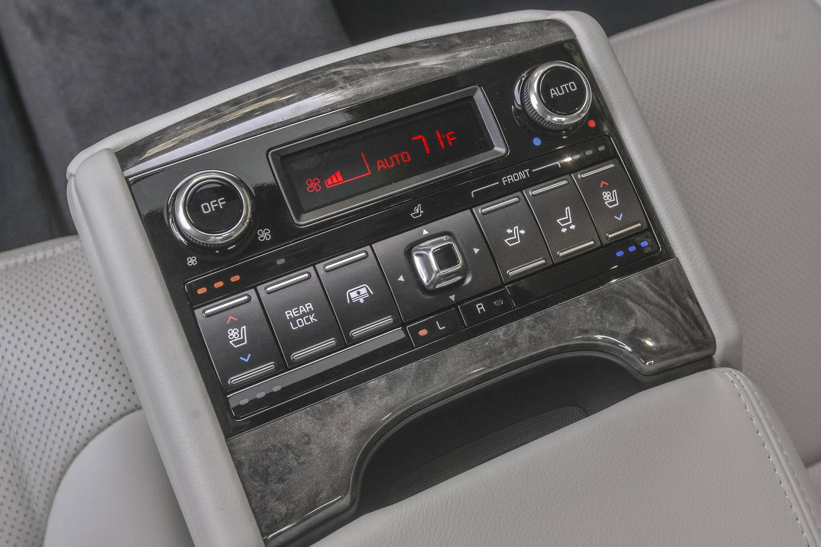 2017 Kia K900 interior DETAIL