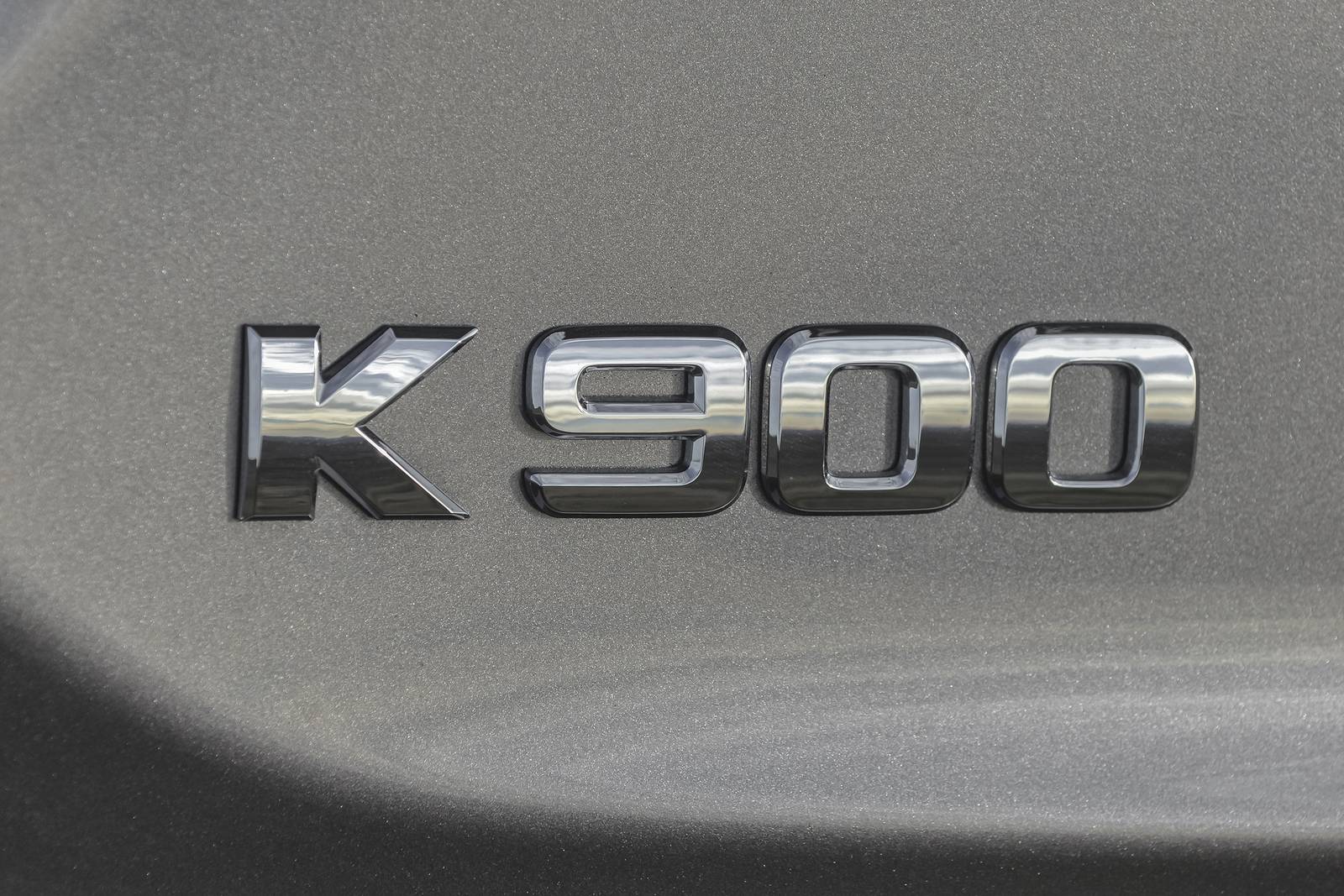 2017 Kia K900 — OEM photo 5