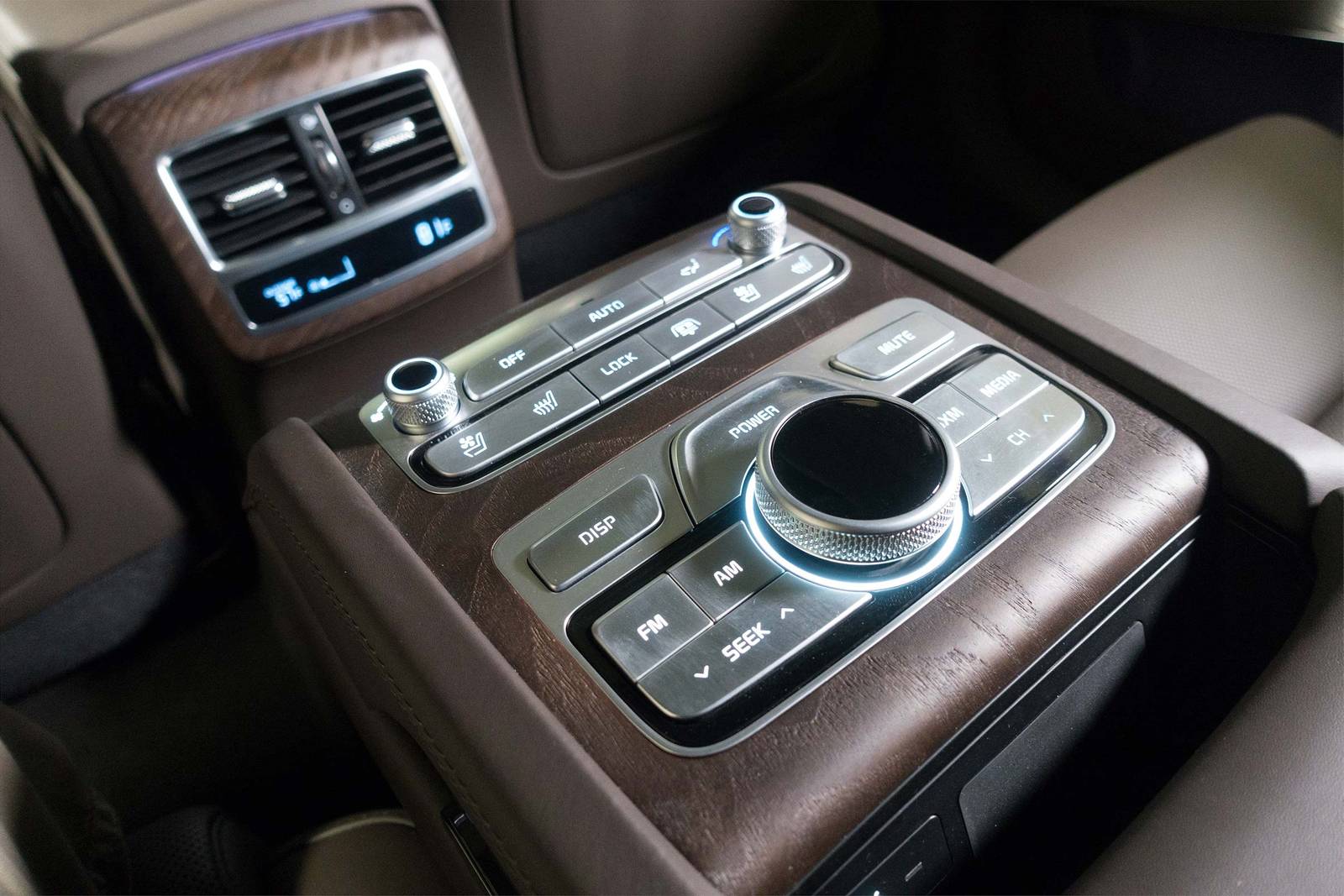 2019 Kia K900 interior DETAIL