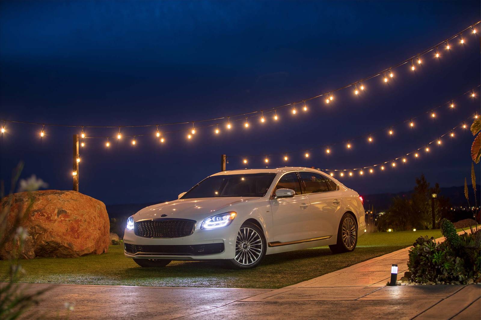 2019 Kia K900 — OEM photo 3