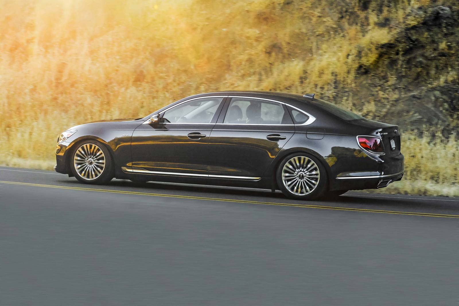 Kia K900 Luxury Sedan Profile